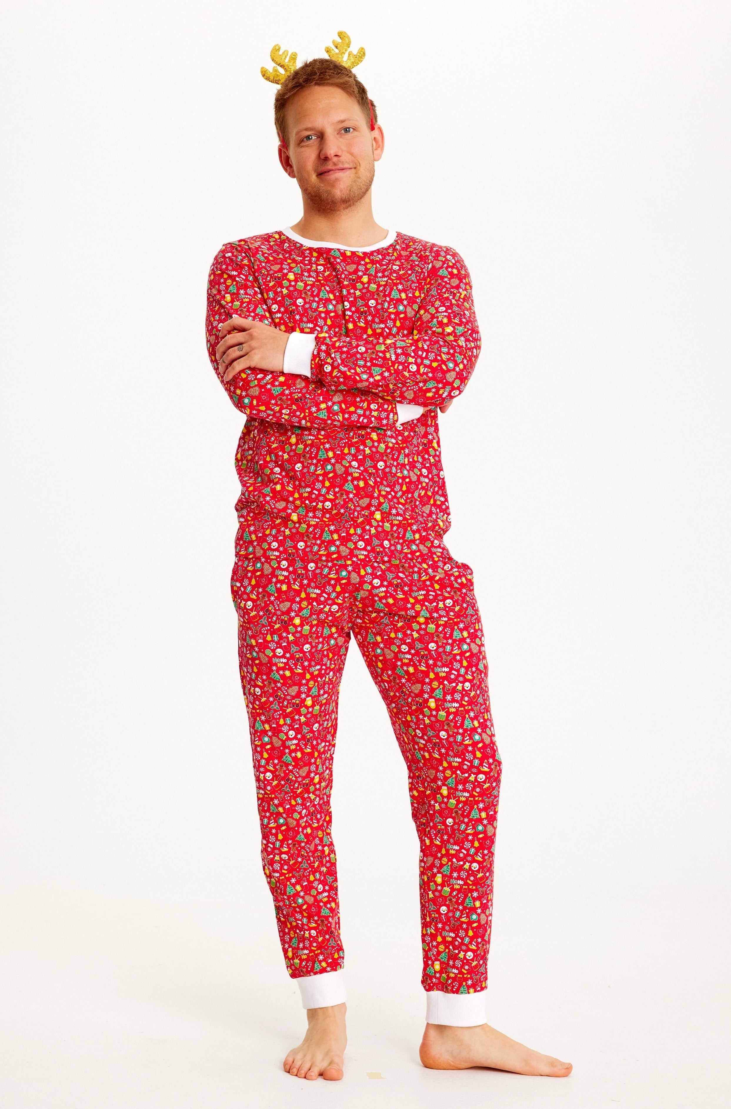 Roter Weihnachtspyjama Herren mit weißem Saum und festlichem Muster, passend zu Weihnachtspullover Herren.